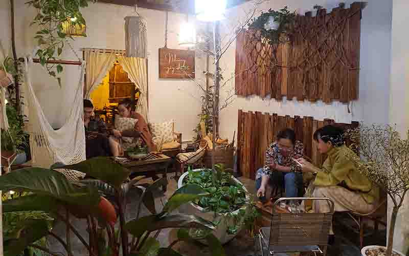 Nhiều người lựa chọn quán cà-phê để ngồi lại với nhau. Người dân Đà Nẵng nhẹ nhàng đón năm mới -0