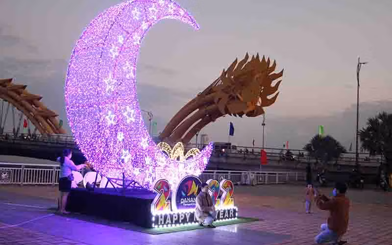 Người dân Đà Nẵng nhẹ nhàng đón năm mới -0