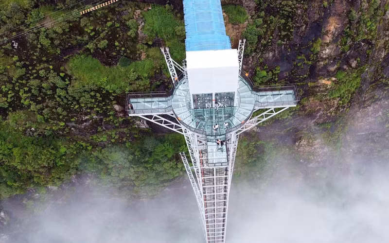 Yêu cầu thay tấm kính ở Khu du lịch Cầu kính Rồng Mây bị nứt -0