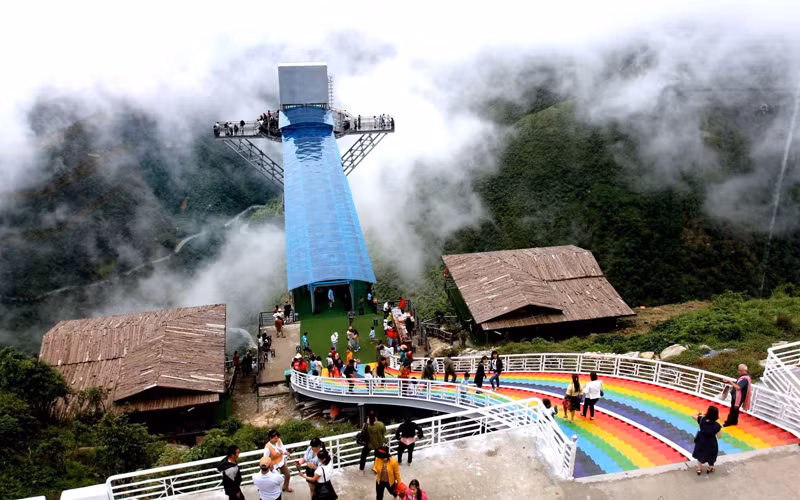 Yêu cầu thay tấm kính ở Khu du lịch Cầu kính Rồng Mây bị nứt -0