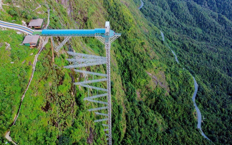 Để lên được Cầu kính Rồng Mây, du khách sẽ được đi thang máy với độ cao 300m, trong đó khoảng 80m thang máy đi trong lòng núi. (Ảnh: laichau.gov.vn) Yêu cầu thay tấm kính ở Khu du lịch Cầu kính Rồng Mây bị nứt -0