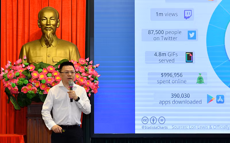  Tổng Biên tập Báo Nhân Dân Lê Quốc Minh chia sẻ với cán bộ, phóng viên tại lễ kỷ niệm 96 năm Ngày Báo chí Cách mạng Việt Nam.