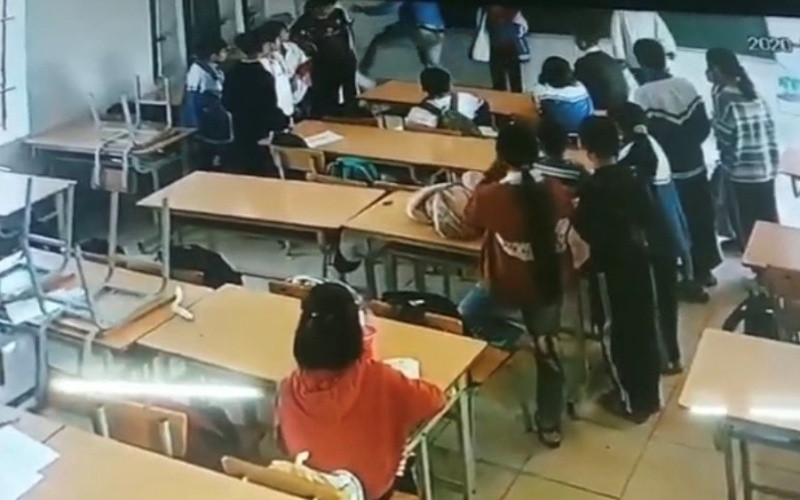 Cháu H. bị người đàn ông hành hung (Ảnh chụp lại từ màn hình camera lớp 6A4).