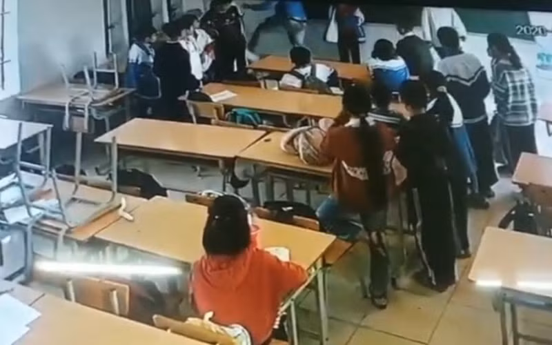 Cháu H. bị người đàn ông hành hung (Ảnh chụp lại từ màn hình camera lớp 6A4).