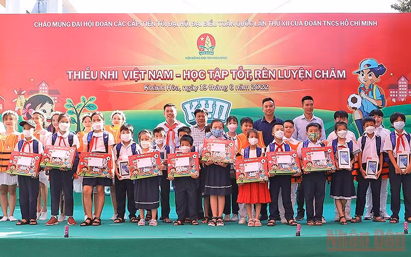 Đại diện Hội đồng Đội Trung ương, các đơn vị liên quan trao máy tính bảng, áo phao tặng thiếu nhi tỉnh Khánh Hòa tại Ngày hội.