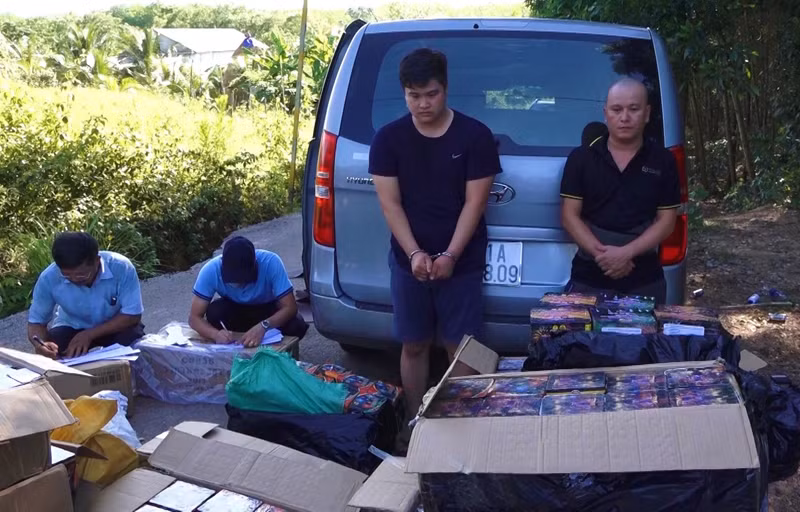 Hiện trường bắt 2 đối tượng vận chuyên 550 kg pháo hoa nổ trái phép.