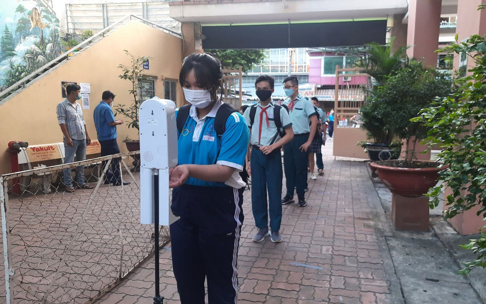 Học sinh Trường THCS Lý Phong, quận 5, TP Hồ Chí Minh sát khuẩn, đo thân nhiệt trước khi vào lớp học. Đề xuất cho trẻ mầm non, tiểu học và lớp 6 ở TP Hồ Chí Minh đi học lại từ ngày 14/2 -0