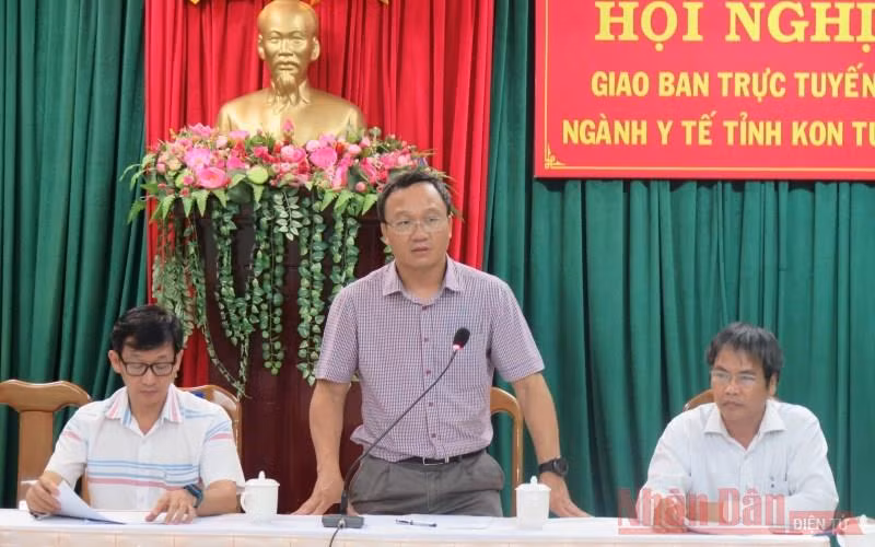 TS Khuất Việt Hùng, Phó Chủ tịch chuyên trách Ủy ban An toàn giao thông quốc gia làm việc với lãnh đạo của tỉnh Kon Tum về vụ tai nạn xảy ra trên địa bàn, ngày 11-7-2020. (Ảnh: PHÚC THẮNG)