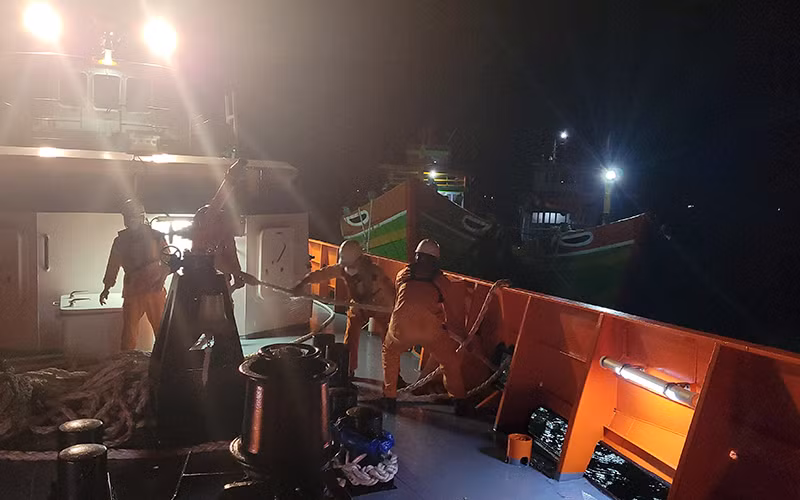 Lai dắt tàu cá trong đêm.