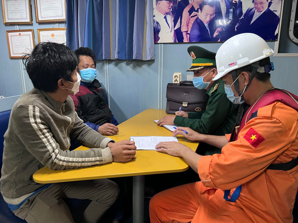 Bàn giao thuyền viên tàu cá gặp nạn cho cơ quan chức năng. Vượt biển trong đêm cứu nạn kịp thời 5 ngư dân gặp nạn -0