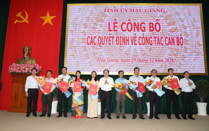 Trao quyết định cho các cán bộ chủ chốt của tỉnh Hậu Giang.