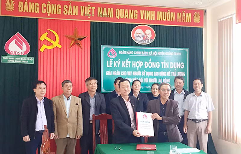 NHCSXH tỉnh Quảng Bình ký hợp đồng giải ngân theo Quyết định số 32/2020.