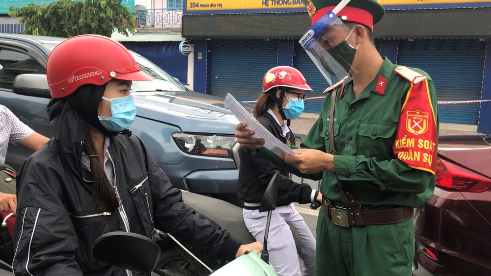 Lực lượng chức năng TP Hồ Chí Minh kiểm tra người dân trong việc lưu thông trên đường vào chiều ngày 26/7. Người dân TP Hồ Chí Minh chấp hành nghiêm quy định mới trong phòng, chống dịch Covid-19 -0