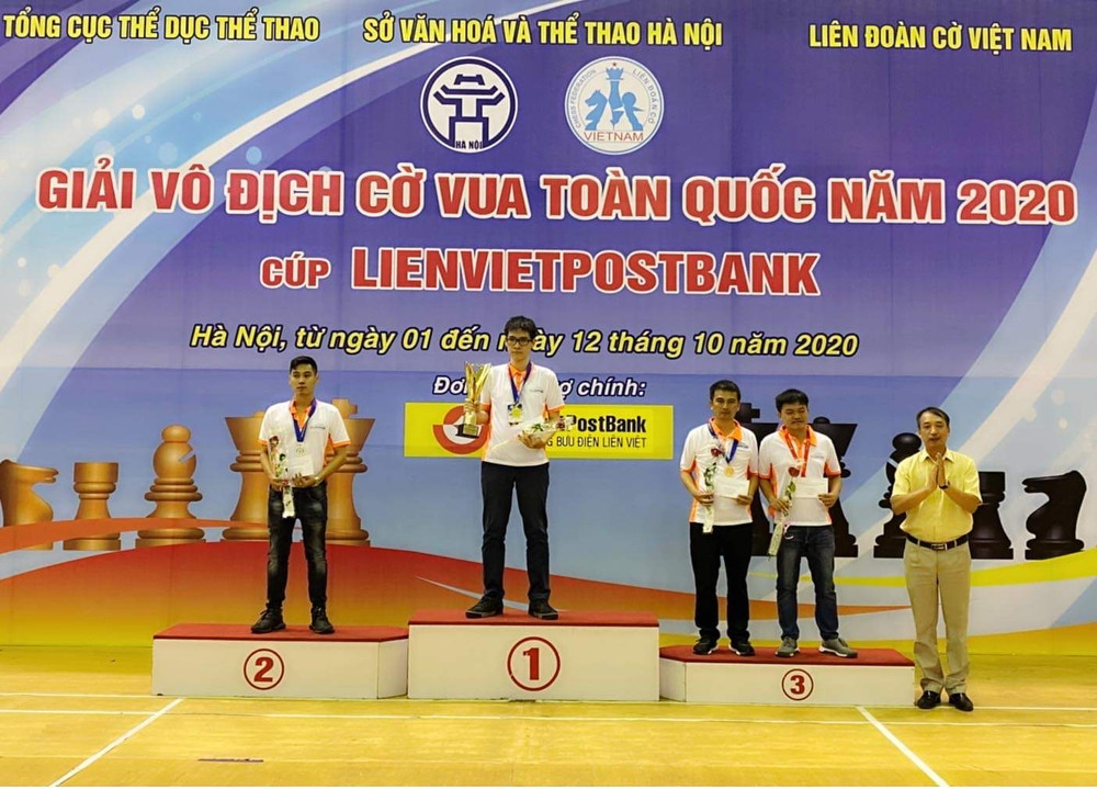 Kỳ thủ 24 tuổi Lê Tuấn Minh nhận Huy chương vàng nội dung cờ tiêu chuẩn.