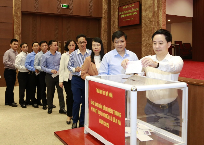 Cán bộ, nhân viên cơ quan Thành ủy Hà Nội quyên góp ủng hộ đồng bào miền trung bị thiệt hại do mưa lũ gây ra. Thành ủy Hà Nội quyên góp ủng hộ đồng bào miền trung -0