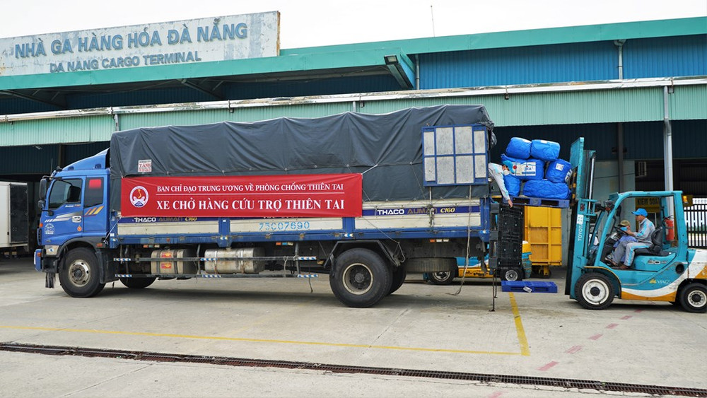 Xe chở hàng cứu trợ thiên tai do Ban Chỉ đạo Trung ương về Phòng chống thiên tai tiếp nhận từ các đơn vị, tổ chức tại Ga hàng hóa Đà Nẵng. Nhiệm vụ số một hiện nay là tập trung cứu trợ người dân -0