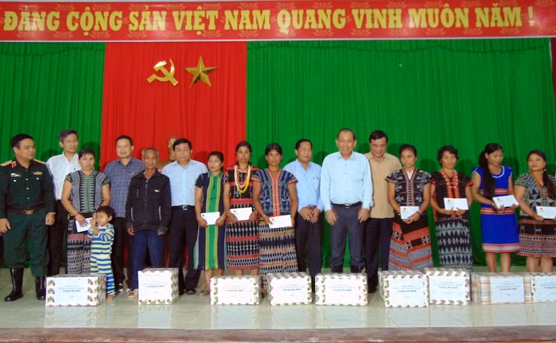 Phó Thủ tướng Trương Hòa Bình trao quà tặng gia đình thiệt hại do mưa lũ. 