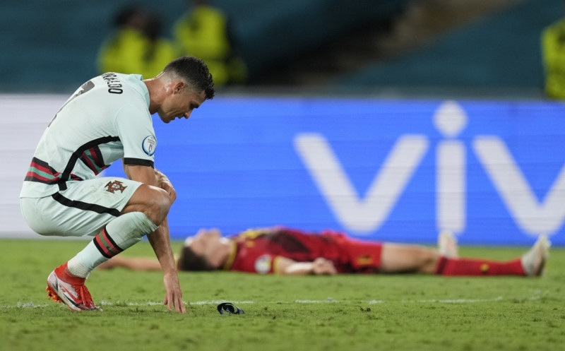 Ronaldo cúi đầu chấp nhận thất bại ở vòng 1/8 Euro 2020. (Ảnh: Getty Images)  