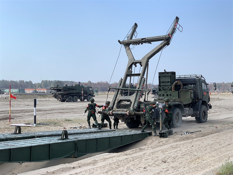 Đội tuyển Công binh Quân đội nhân dân Việt Nam đang thực hiện phần thi cuộc thi "Lộ trình an toàn" trong khuôn khổ Army Games 2021. Việt Nam xếp thứ 8/43 sau 3 ngày thi đấu chính thức tại Army Games 2021 -0