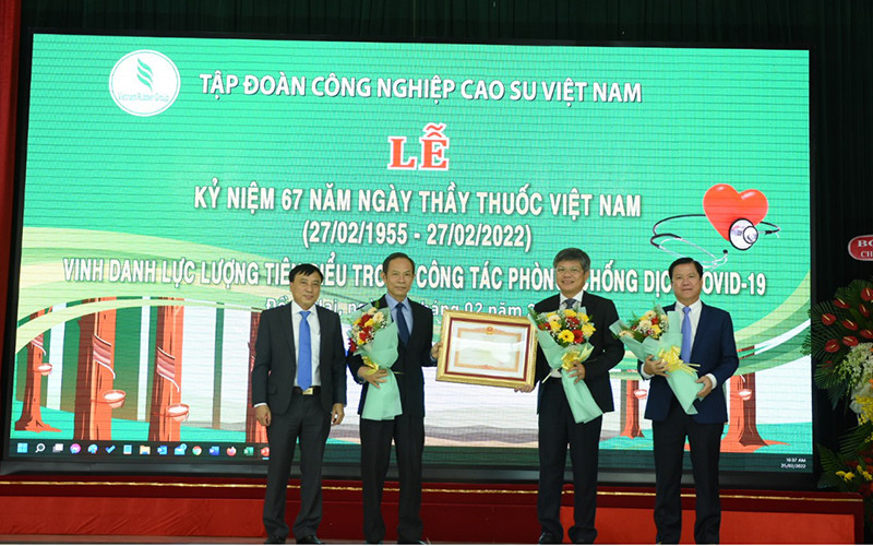 Lãnh đạo VRG nhận Bằng khen của Thủ tướng về thành tích phòng, chống dịch Covid-19 năm 2021.