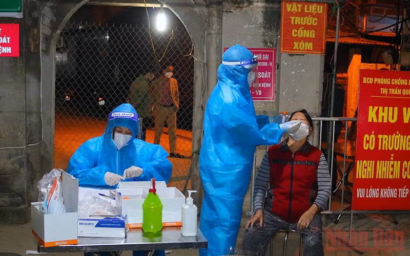 Lực lượng chức năng khẩn trương lấy mẫu xét nghiệm cho người dân thị trấn Quốc Oai ngay trong đêm.