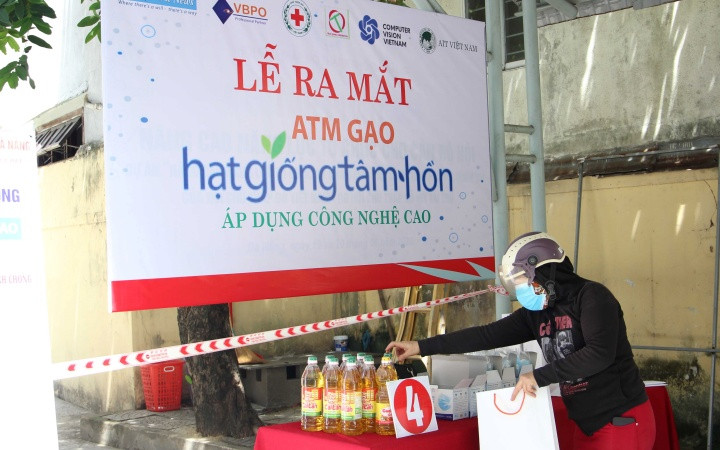 Các nhu yếu phẩm được tặng thêm cho mọi người. anh_4_3-1597735814709.jpg