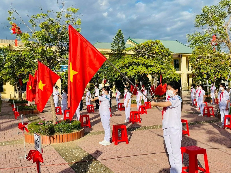 Lễ khai giảng được tiến hành tại Trường THCS Lê Văn Thiêm (TP Hà Tĩnh). (Ảnh: Ngô Tuấn) Độc đáo lễ khai giảng khó quên của học sinh cả nước trong giãn cách -0