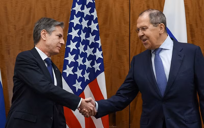 Bộ trưởng Ngoại giao Mỹ Antony Blinken (bên trái) gặp người đồng cấp Nga Sergei Lavrov tại Geneva. (Ảnh: Reuters)