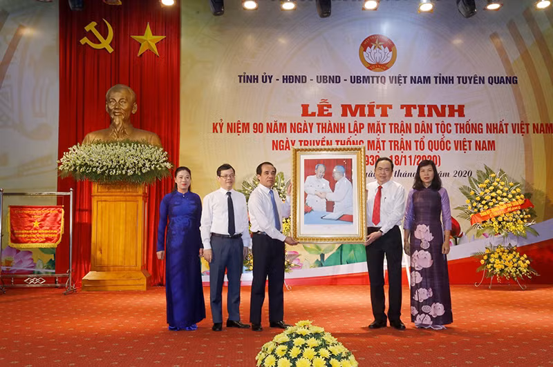 Đồng chí Trần Thanh Mẫn, Bí thư T.Ư Đảng, Chủ tịch Ủy ban Trung ương MTTQ Việt Nam tặng tranh lưu niệm cho lãnh đạo tỉnh Tuyên Quang.