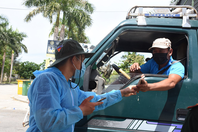 Sau khi khai báo y tế và hoàn thành các thủ tục tại chốt kiểm dịch, lực lượng chức năng quét mã vạch kiểm tra, kết nối thông tin lần cuối, xe mới được vào thành phố. Đà Nẵng kiểm soát chặt chẽ, nhiều phương tiện buộc quay đầu -0