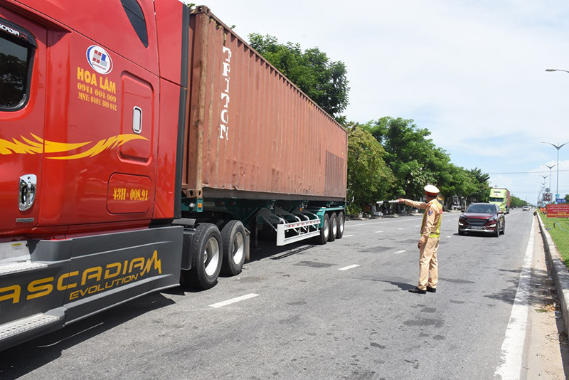 Cảnh sát giao thông căng mình dưới nắng nóng 40 độ C, phân luồng xe tại chốt Hòa Phước (huyện Hòa Vang) và chốt Trần Đại Nghĩa (quận Ngũ Hành Sơn) Đà Nẵng kiểm soát chặt chẽ, nhiều phương tiện buộc quay đầu -0