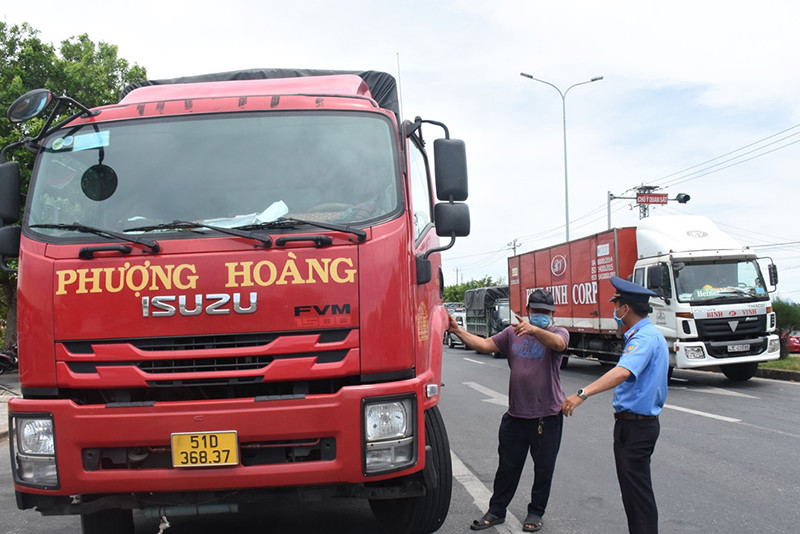 Xe mang biển kiểm soát 51D-36837 buộc quay đầu lúc 12 giờ trưa 23-6 tại chốt kiểm soát cửa ô Hòa Phước, huyện Hòa Vang. Đà Nẵng kiểm soát chặt chẽ, nhiều phương tiện buộc quay đầu -0