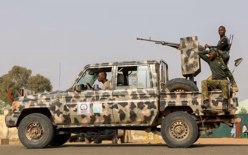 Lực lượng an ninh Nigeria tuần tra trong chiến dịch giải cứu các nữ sinh bị bắt cóc ở Jangebe, Zamfara, ngày 3/3/2021. (Ảnh: Reuters)