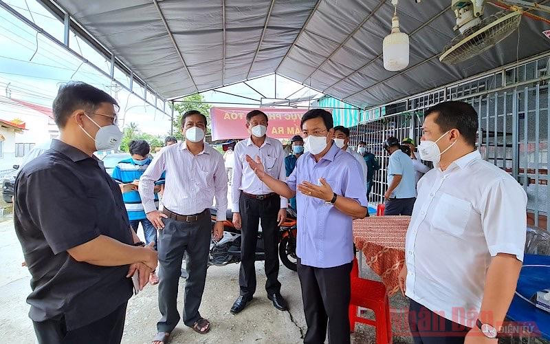 Bí thư Tỉnh uỷ Cà Mau kiểm tra công tác phòng dịch tại khu vực tạm thời phong tỏa ở xã An Xuyên, TP Cà Mau. Cà Mau siết chặt hơn nữa các phương án phòng dịch -0