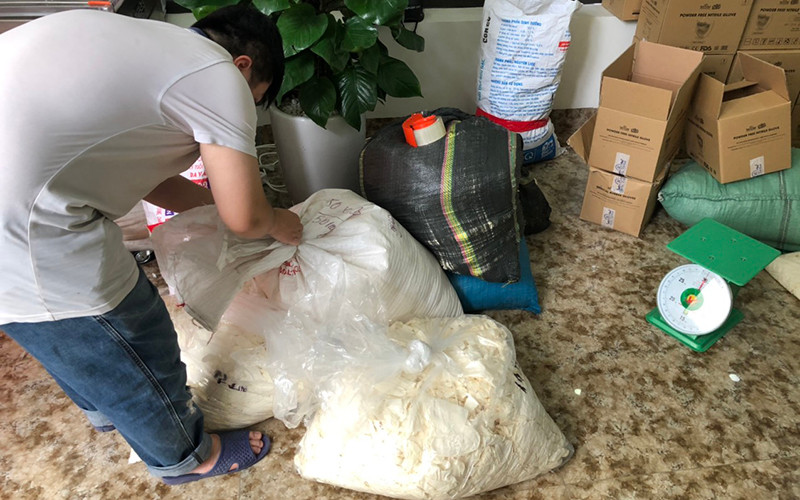 Ảnh: Cục Quản lý thị trường Hà Nội cung cấp. Tạm giữ gần 10 tấn găng tay cao su có dấu hiệu đã qua sử dụng -0