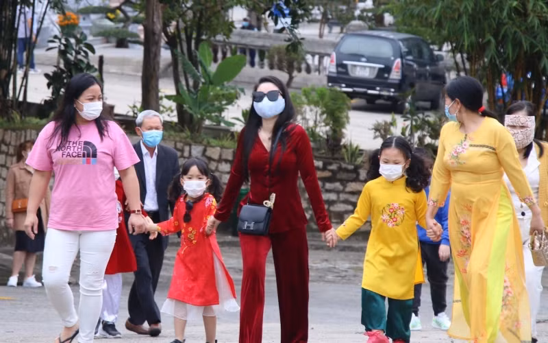 Người dân đi chùa đầu Xuân tại Đà Nẵng. 