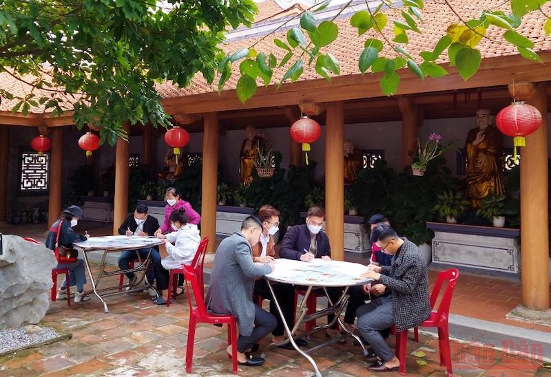 Người dân viết sớ cầu an đầu năm ở chùa Hoằng Phúc, huyện Lệ Thủy. A3_NGUOI_DAN_VIET_SO_CAU_AN_DAU-1643716142362.jpeg