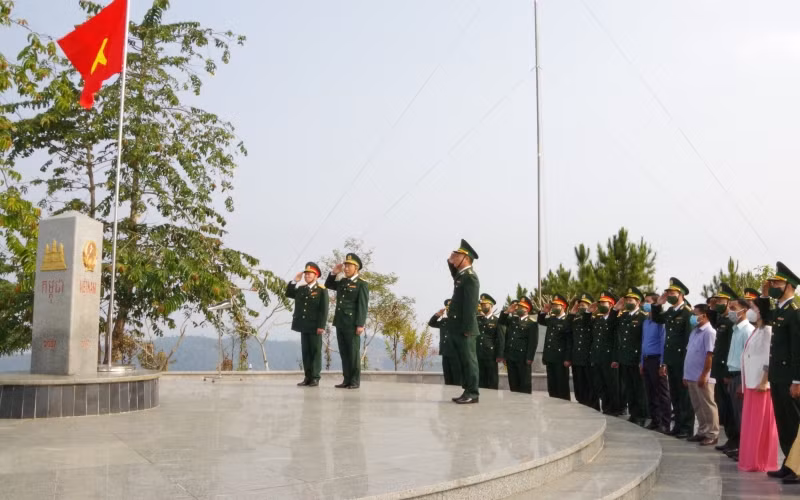 Chào cờ chủ quyền tại cột mốc ngã ba biên giới Việt Nam-Lào-Campuchia.