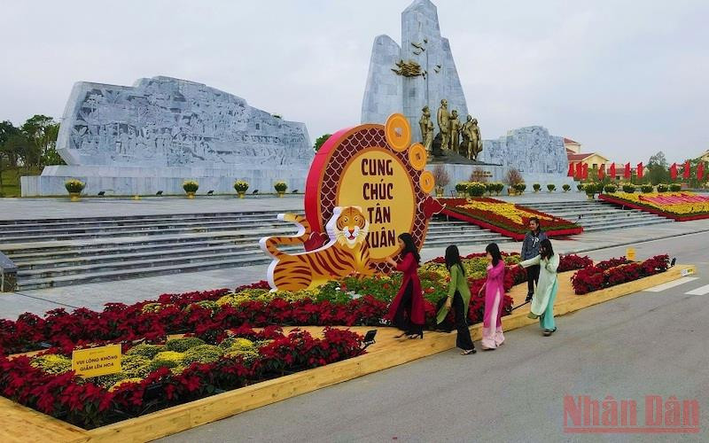 Người dân đến tham quan, chụp ảnh check-in tại Quảng trường Hồ Chí Minh thành phố Đồng Hới theo nhóm nhỏ để bảo đảm phòng dịch.