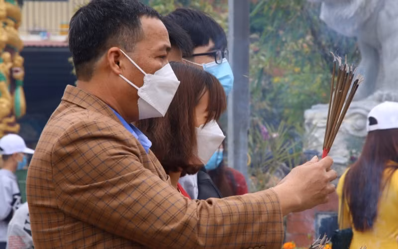 Đông đảo người dân Đà Nẵng đi lễ chùa đầu năm -0