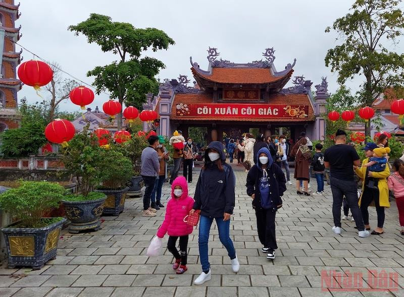 Người dân đi lễ chùa Hoằng Phúc, huyện Lệ Thủy, tỉnh Quảng Bình đầu năm. Người dân Quảng Bình đón Tết trong sự dè dặt vì ngại dịch bệnh -0
