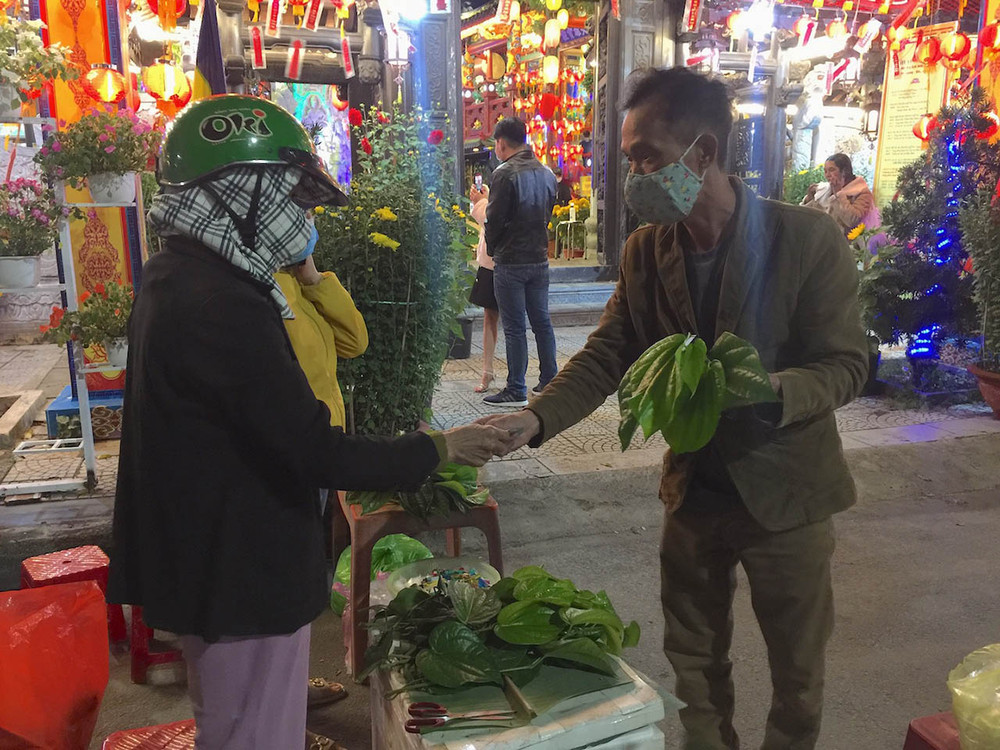 Người dân Đà Nẵng mua lá trầu lấy lộc bình an đầu năm. Người dân Đà Nẵng mua lộc may mắn đầu năm -0