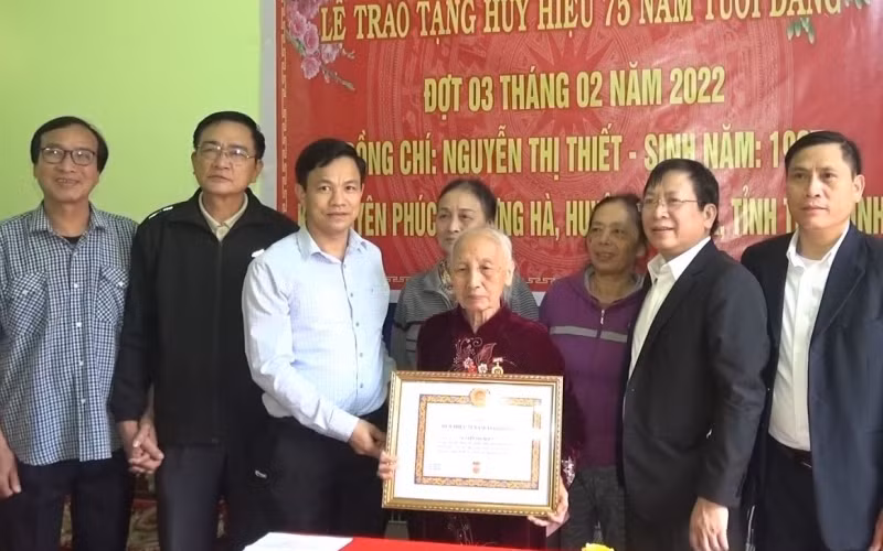 Trao huy hiệu 75 năm tuổi đảng cho đảng viên Nguyễn Thị Thiết, 95 tuổi, ở huyện Hưng Hà (tỉnh Thái Bình).