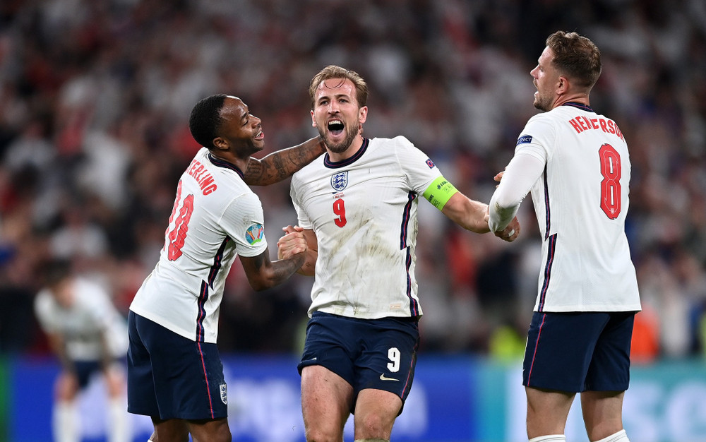 Harry Kane và các đồng đội ăn mừng chiến thắng trước Đan Mạch. (Ảnh: UEFA)