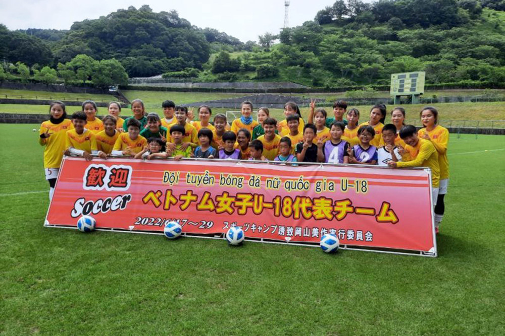 Đội tuyển U18 nữ quốc gia giao lưu cùng trẻ em thành phố Mimasaka. (Ảnh: VFF) U18 nữ quốc gia đá giao hữu với CLB Yunogo Belle -0