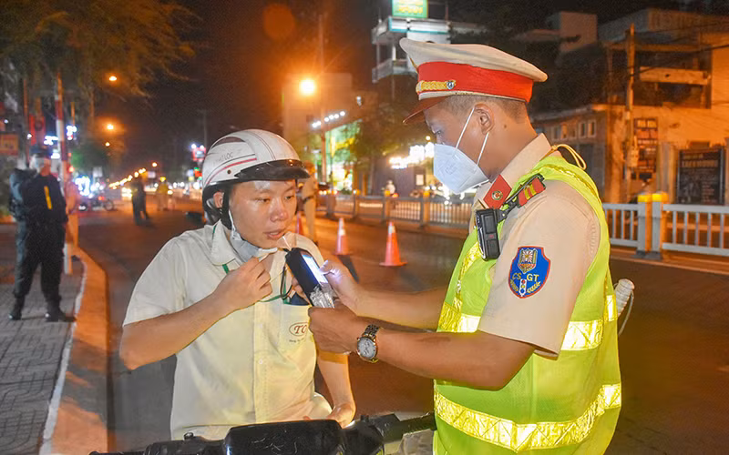 Kiểm tra nồng độ cồn người điều khiển phương tiện tham gia giao thông dịp Tết Nguyên đán Nhâm Dần tại thành phố Vũng Tàu, tỉnh Bà Rịa-Vũng Tàu. (Ảnh PHƯỚC AN)