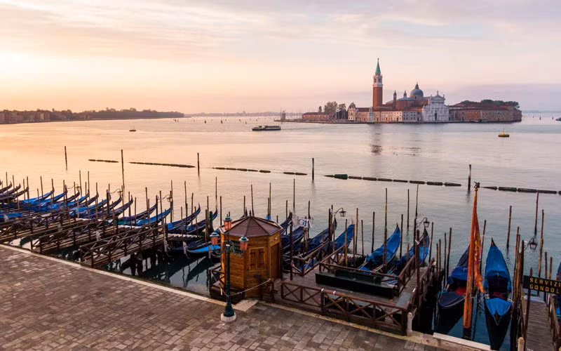 Bến tàu Gondola ở Venice, Italy đìu hiu vì lệnh phong tỏa nhằm ngăn chặn Covid-19 hồi đầu năm nay (Ảnh: THE GUARDIAN)