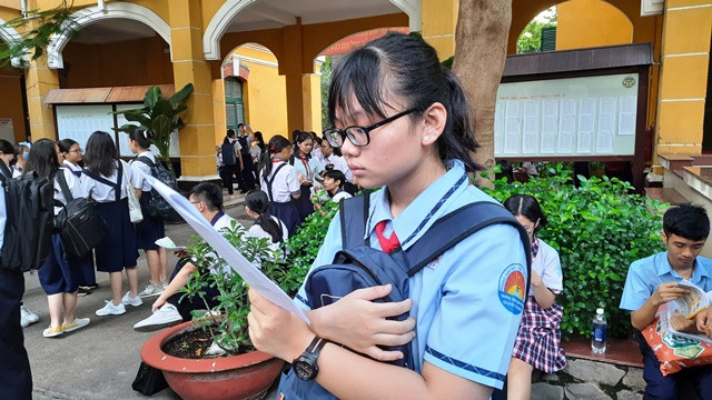 Tranh thủ ôn bài để bước vào môn thi Ngữ văn. Hơn 82 nghìn thí sinh tại TP Hồ Chí Minh bước vào kỳ thi lớp 10 -0