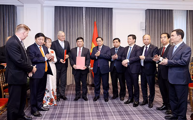 Thủ tướng Phạm Minh Chính chứng kiến trao đổi văn bản thỏa thuận hợp tác giữa VietJet Air và Airbus. Ảnh TTXVN