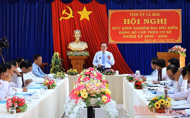 Phó Bí thư Thường trực Tỉnh ủy Cà Mau (đứng) chủ trì cuộc họp rút kinh nghiệm sau đại hội điểm cấp trên cơ sở.